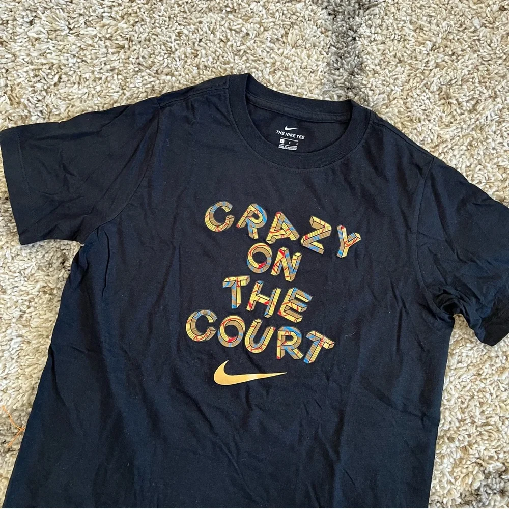 ✔️ NWT✔️ NIKE Sportswear Crazy on the Court Tee